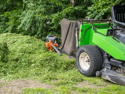 Lawn tractor with bucket