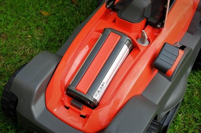 Cordless lawn mower batteries last