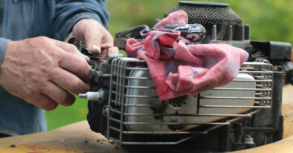 Carburetor lawn mower as an important part of machine needs to regularly cleaned